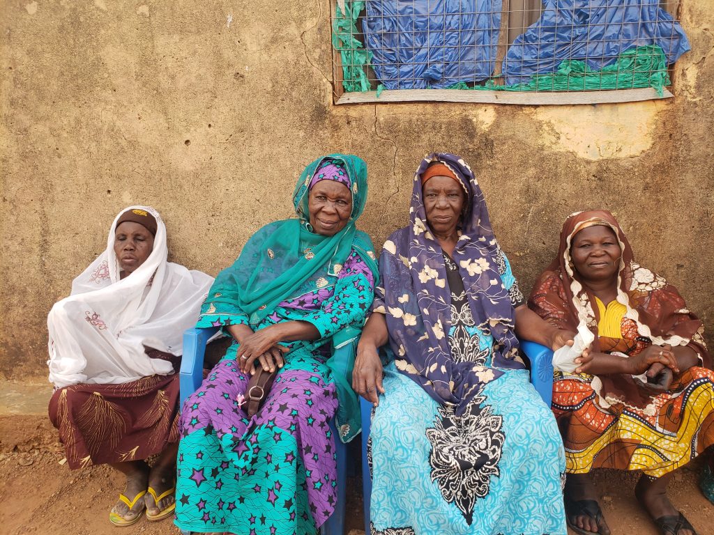 quatro mulheres mulçumanas sentadas em uma rua de Tamale, em Gana 