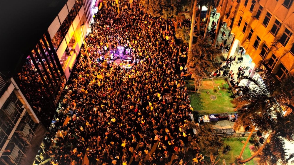 Multidão ocupando a rua no Samba Urgente em Brasília