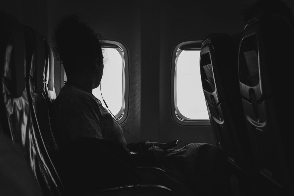 Mulher em viagem Sozinha no Avião