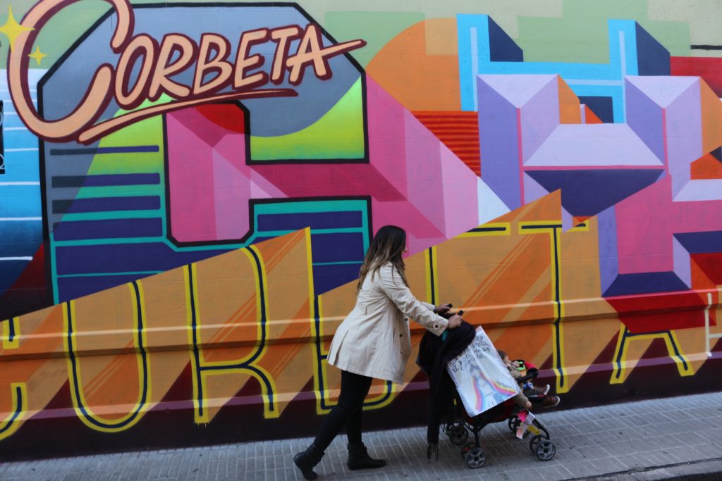 mulher andando com carrinho de bebe