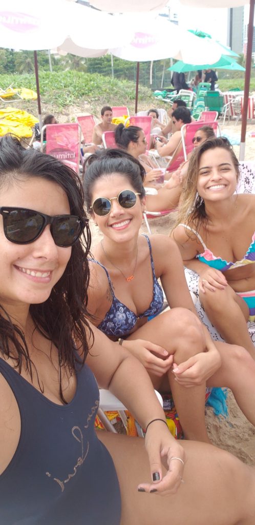 Foto de Mariana com amigas no Bar do Pingo 