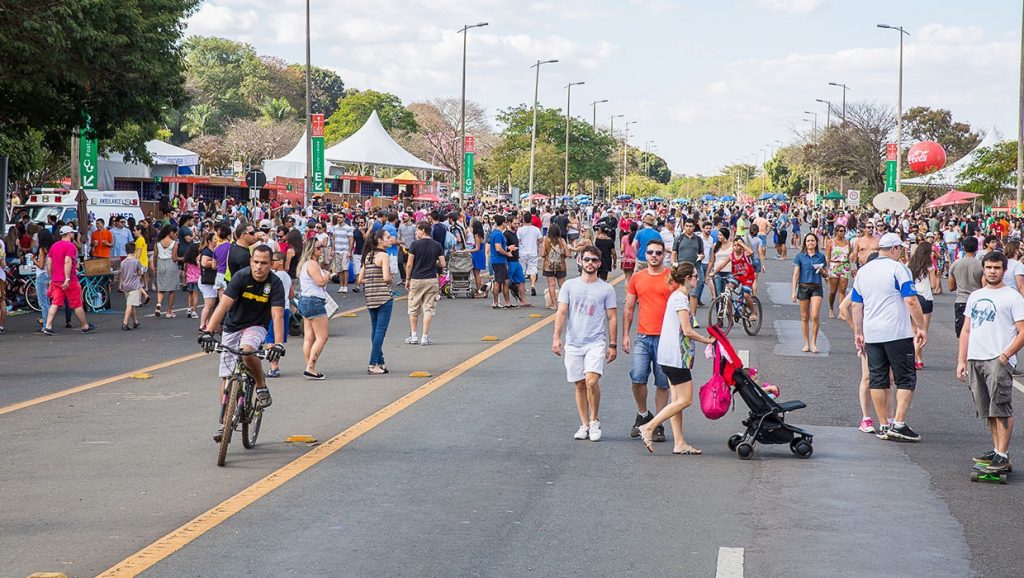 pessoas passeando no Eixão em Brasília