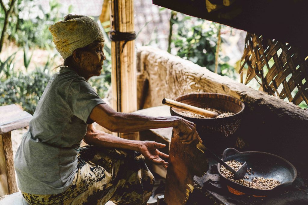 Mulher cozinha em Fogão a Lenha em Minas Gerais