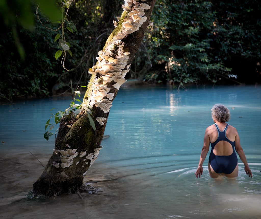 Mulher na terceira idade viajando sozinha e descansando